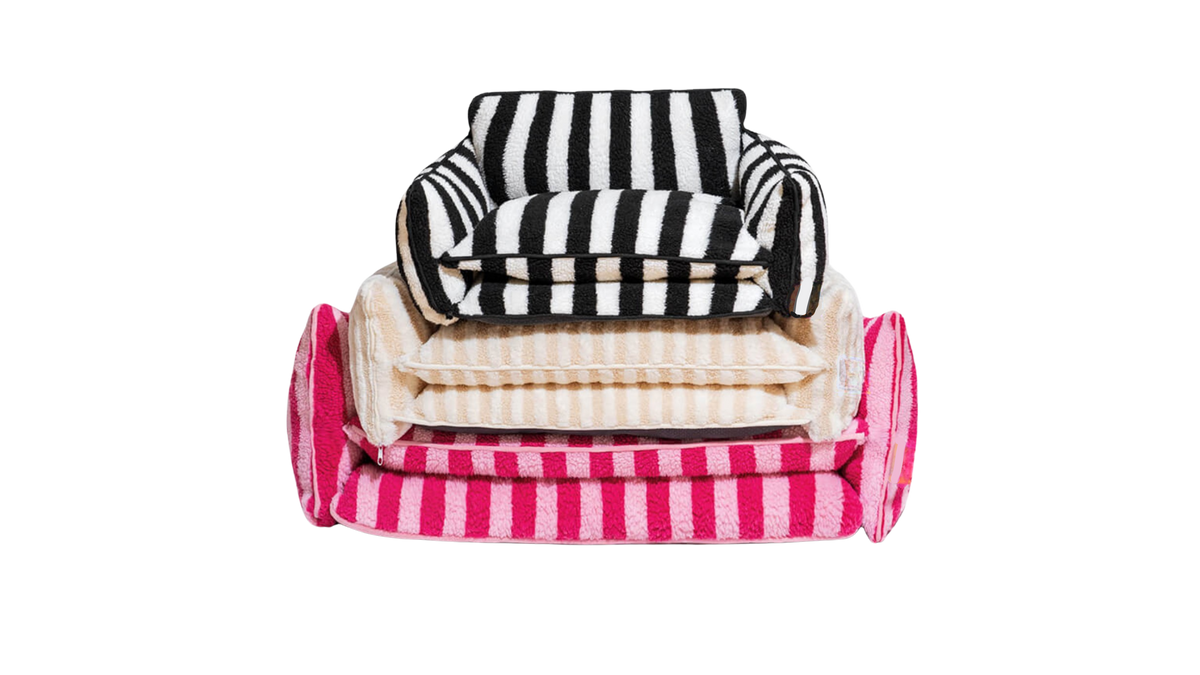 Trois paniers pour chien design MUZO Shop à rayures noires, beiges et roses, style canapé moelleux, collection Cocoon Rayé, confort premium pour chiens et chats.