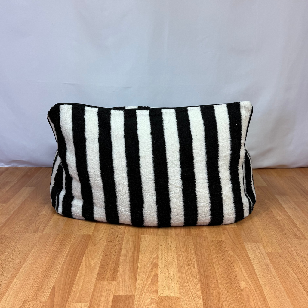 Canapé pour chien et chat rayé noir et blanc – MUZO